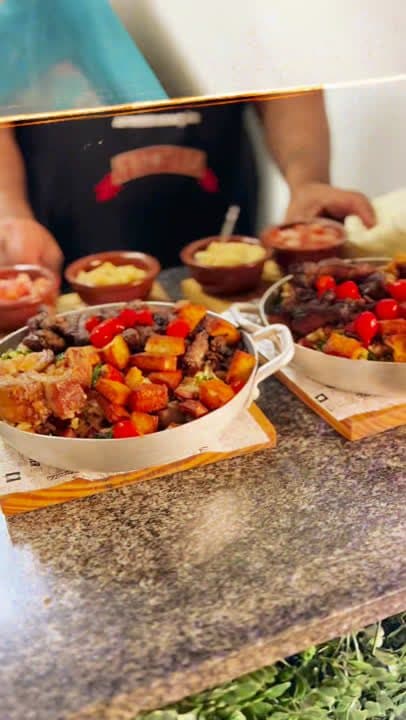 Foto de bancada com porções de comida colorida, produzida para um cliente de gastronomia.