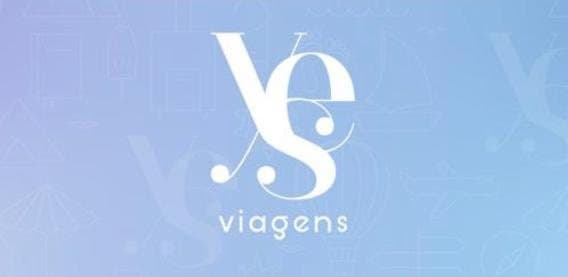 Logo antigo da Yes Viagens, em branco sobre fundo azul-claro.